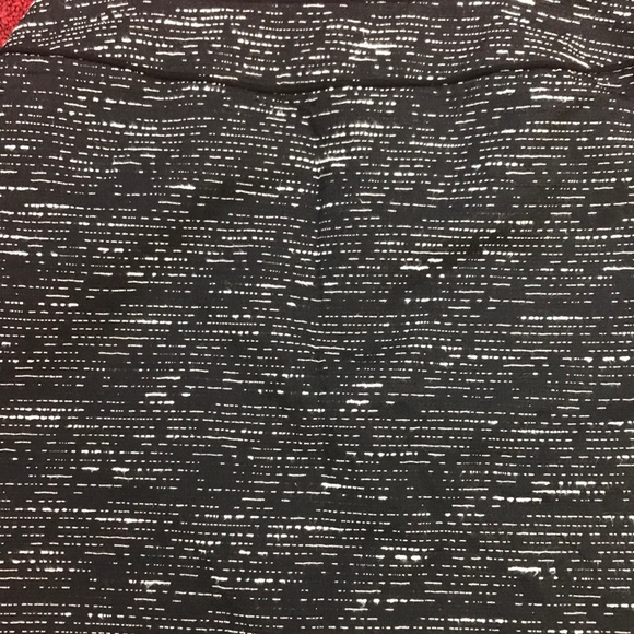 Tahari Black pattern skirt size 6 polyester lined - Picture 2 of 4